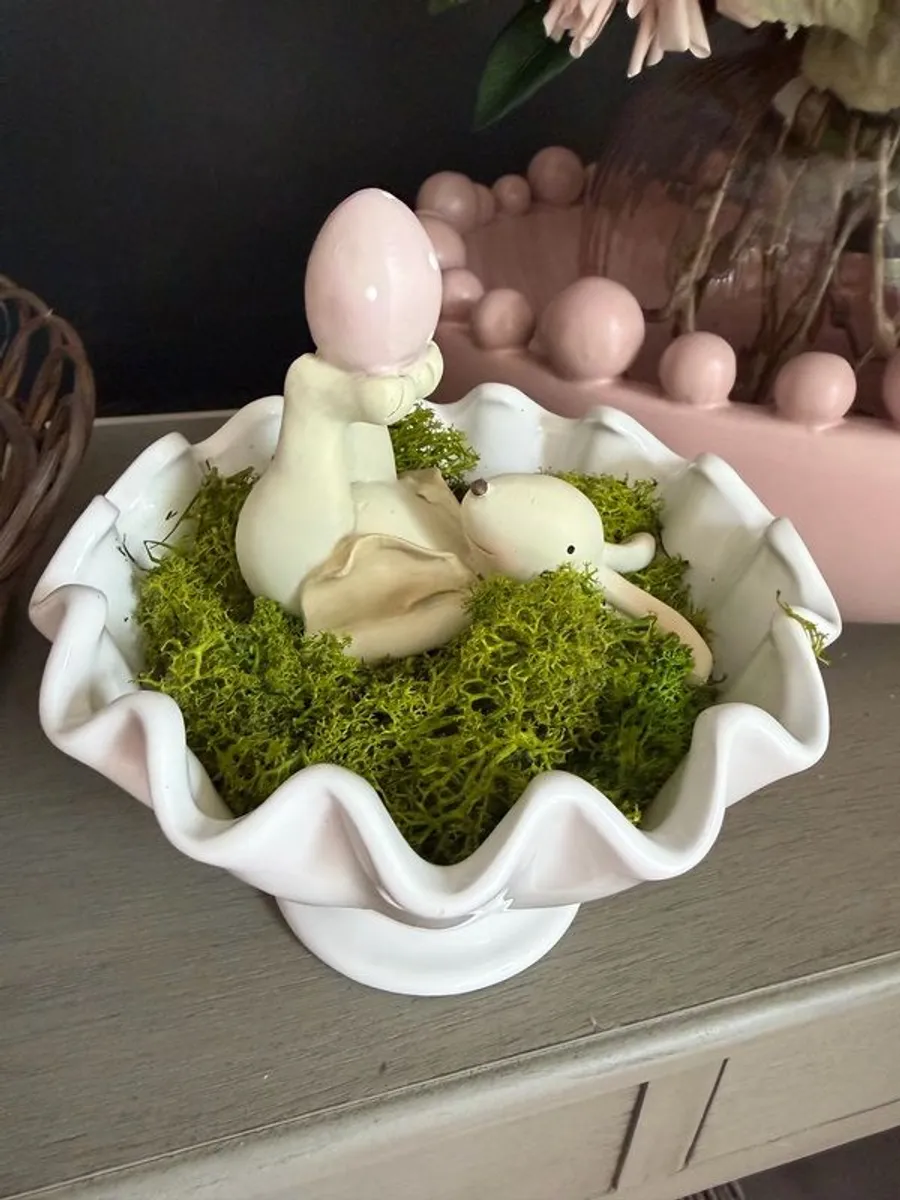 Bunny in vase with moss - Image 2