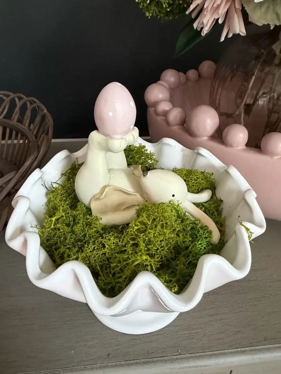 Bunny in vase with moss - Image 3