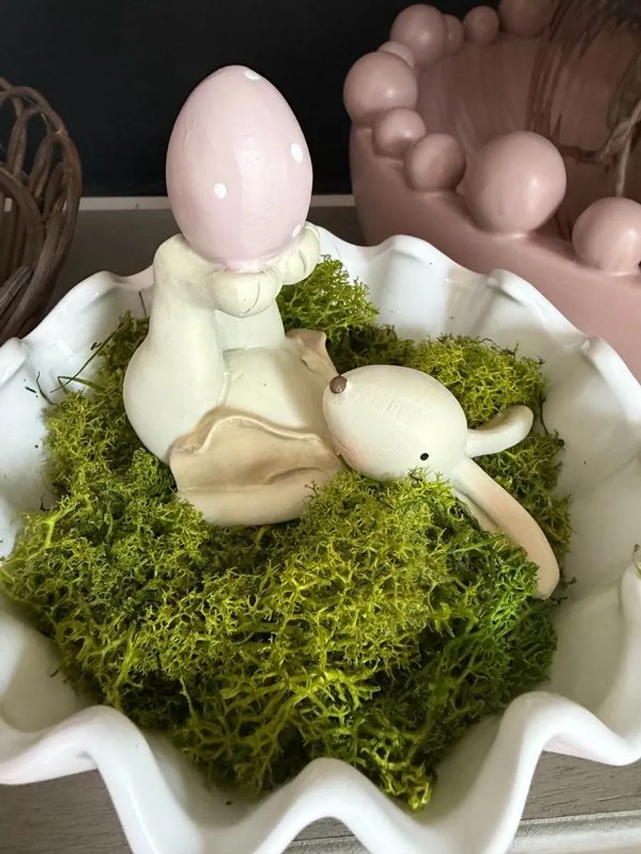 Bunny in vase with moss - Image 4