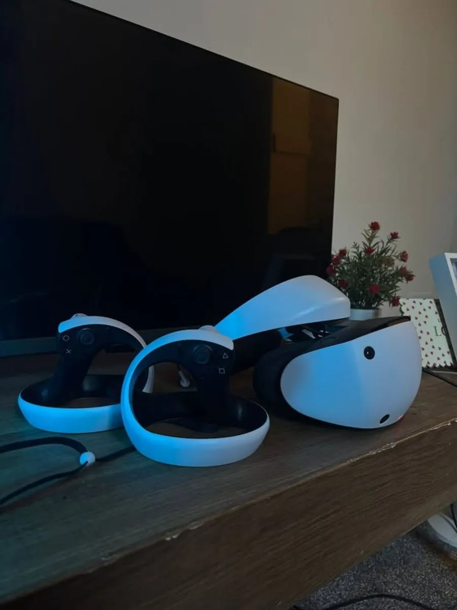 PSVR2 + 2 Controllers - Image 1