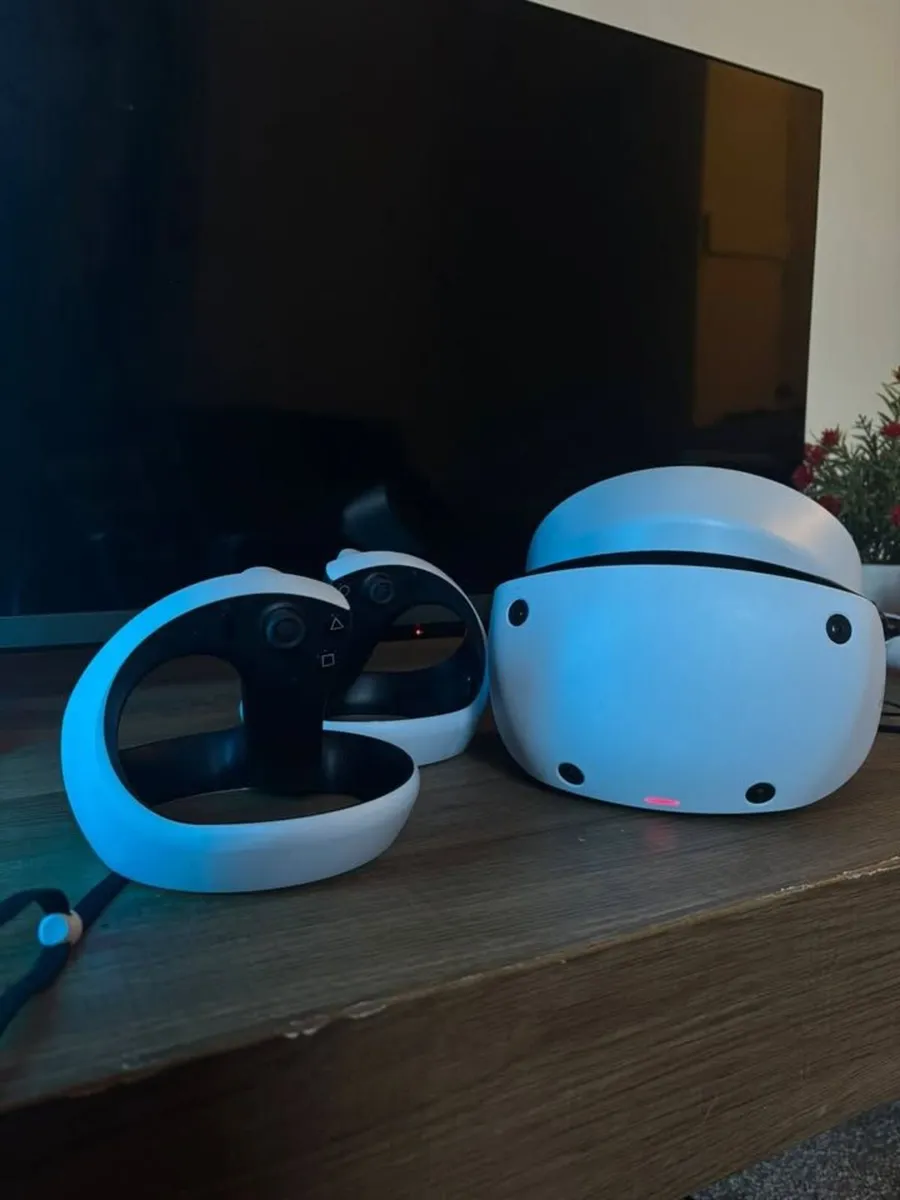 PSVR2 + 2 Controllers - Image 2