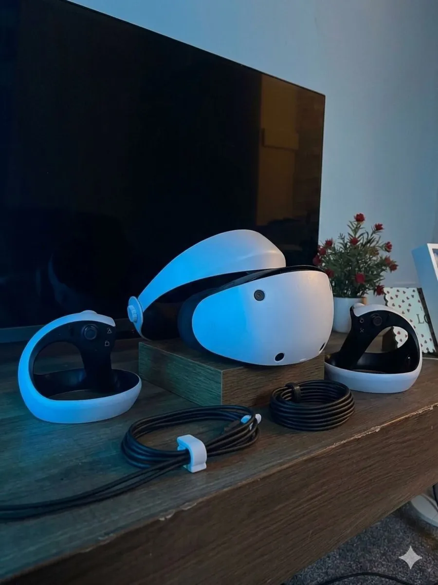 PSVR2 + 2 Controllers - Image 3