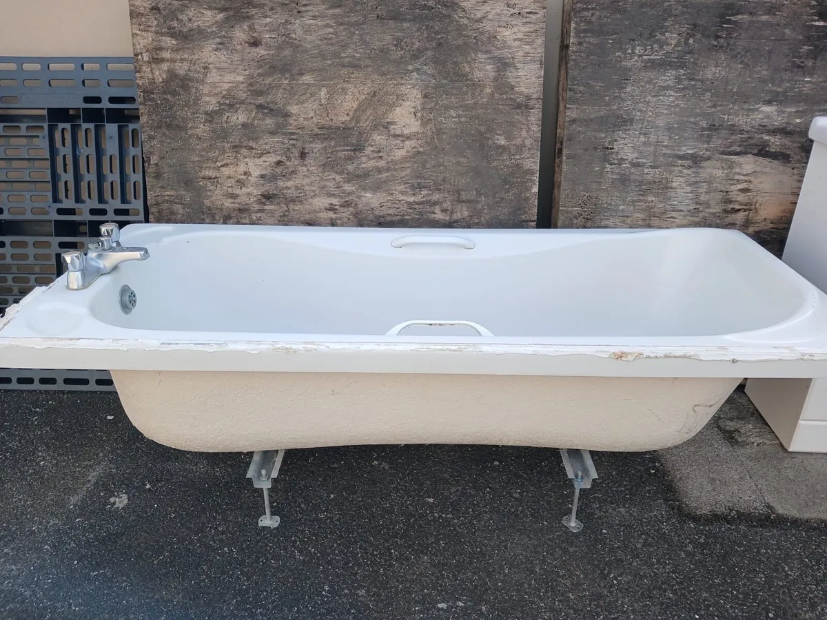 Bathroom contents - Image 3