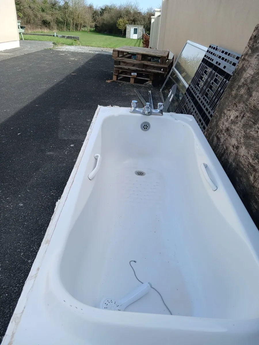 Bathroom contents - Image 4