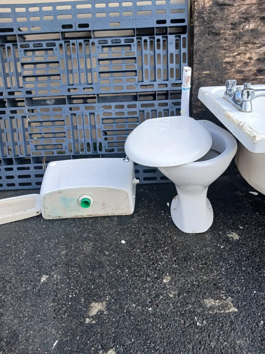 Bathroom contents - Image 1