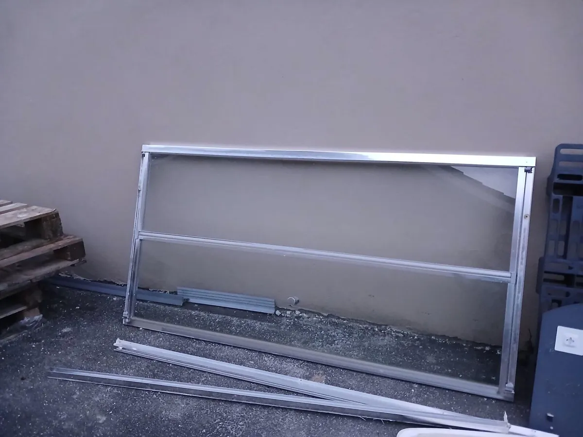 Bathroom contents - Image 2