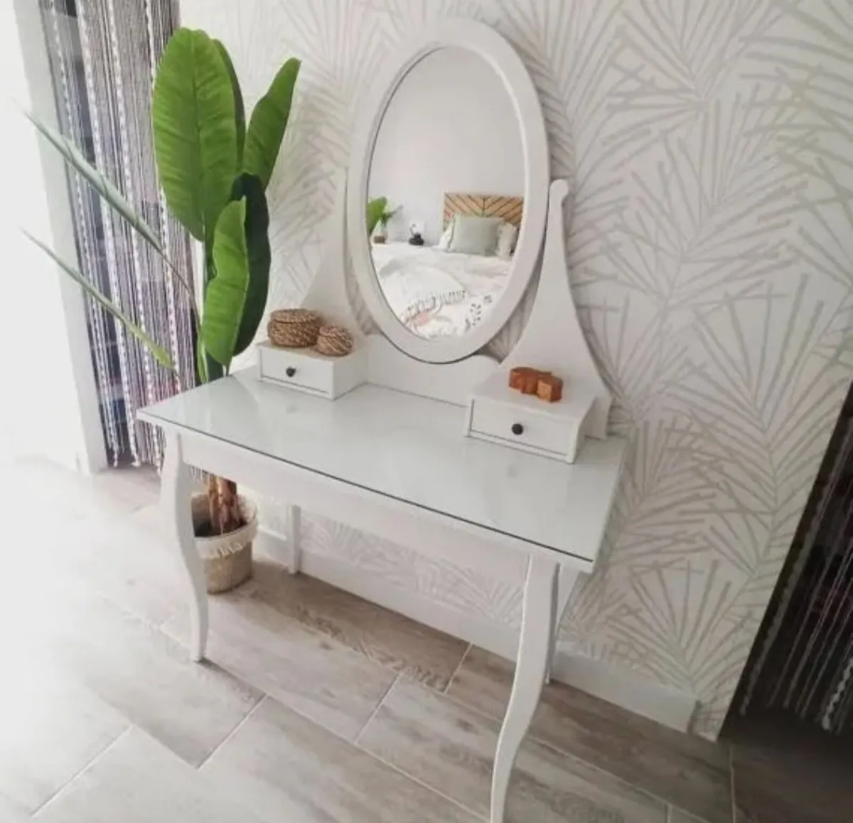 Make up table and chair - Image 3