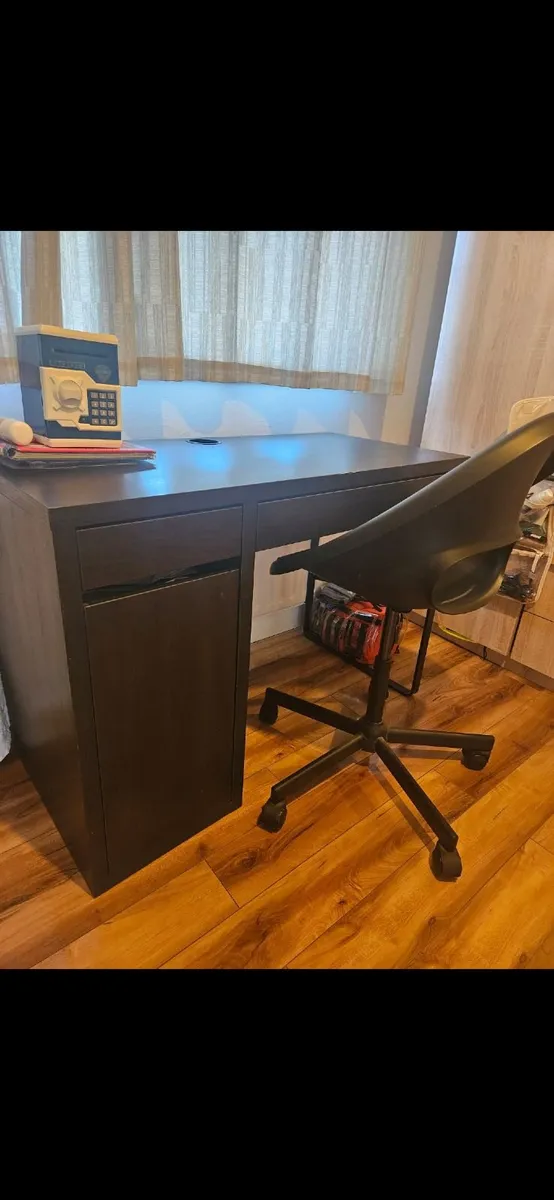 Office desk and chair - Image 1
