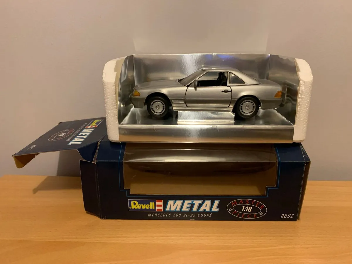 Mercedes 500 SL 32 Coupe 1/18 Revell Metal Model - Image 2