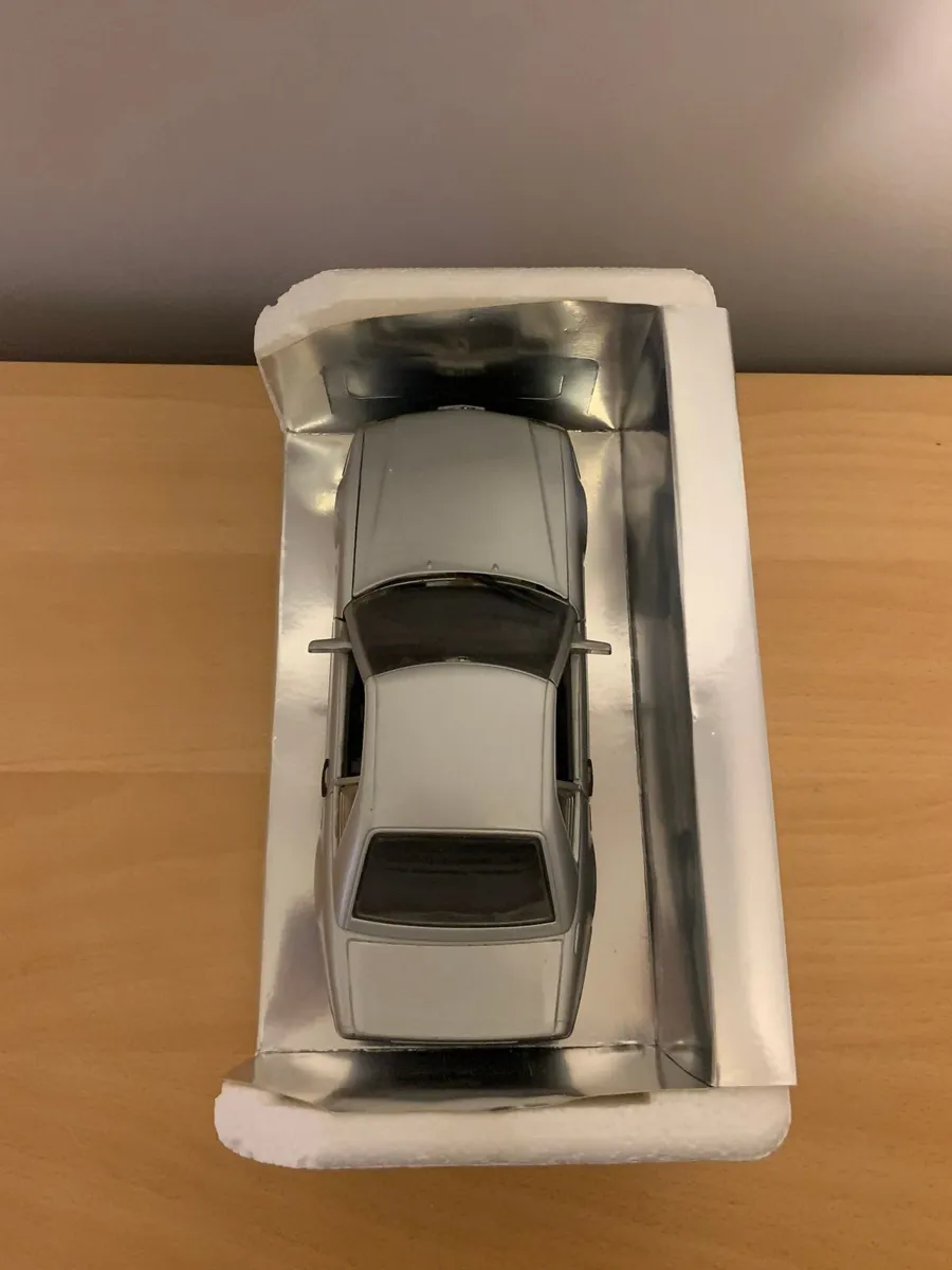 Mercedes 500 SL 32 Coupe 1/18 Revell Metal Model - Image 3