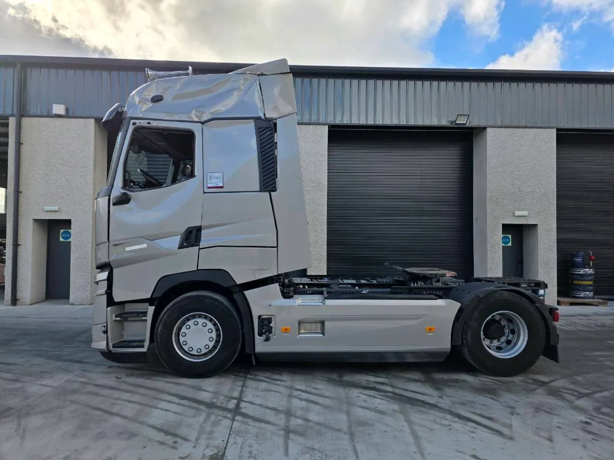 Renault t520 high cab 2025 100km - Image 1
