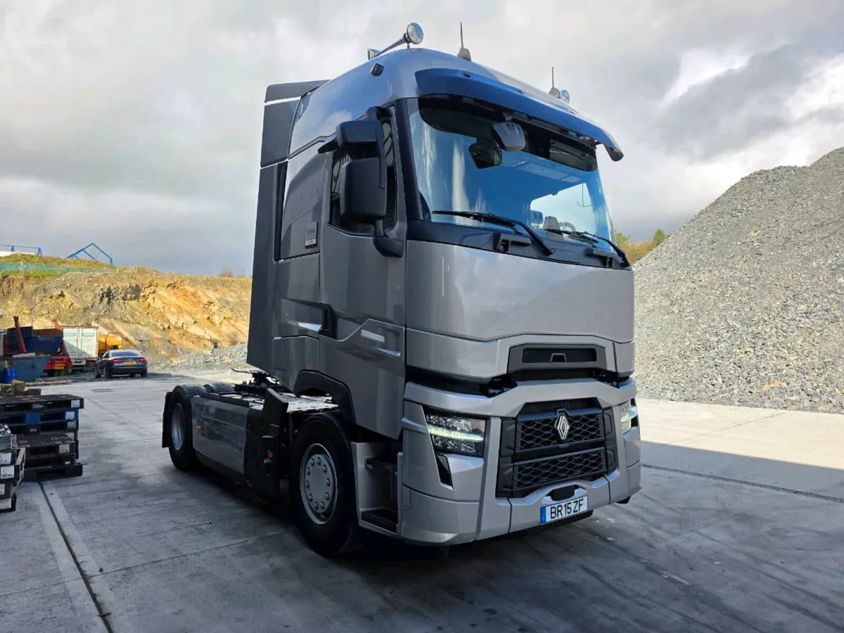 Renault t520 high cab 2025 100km - Image 3