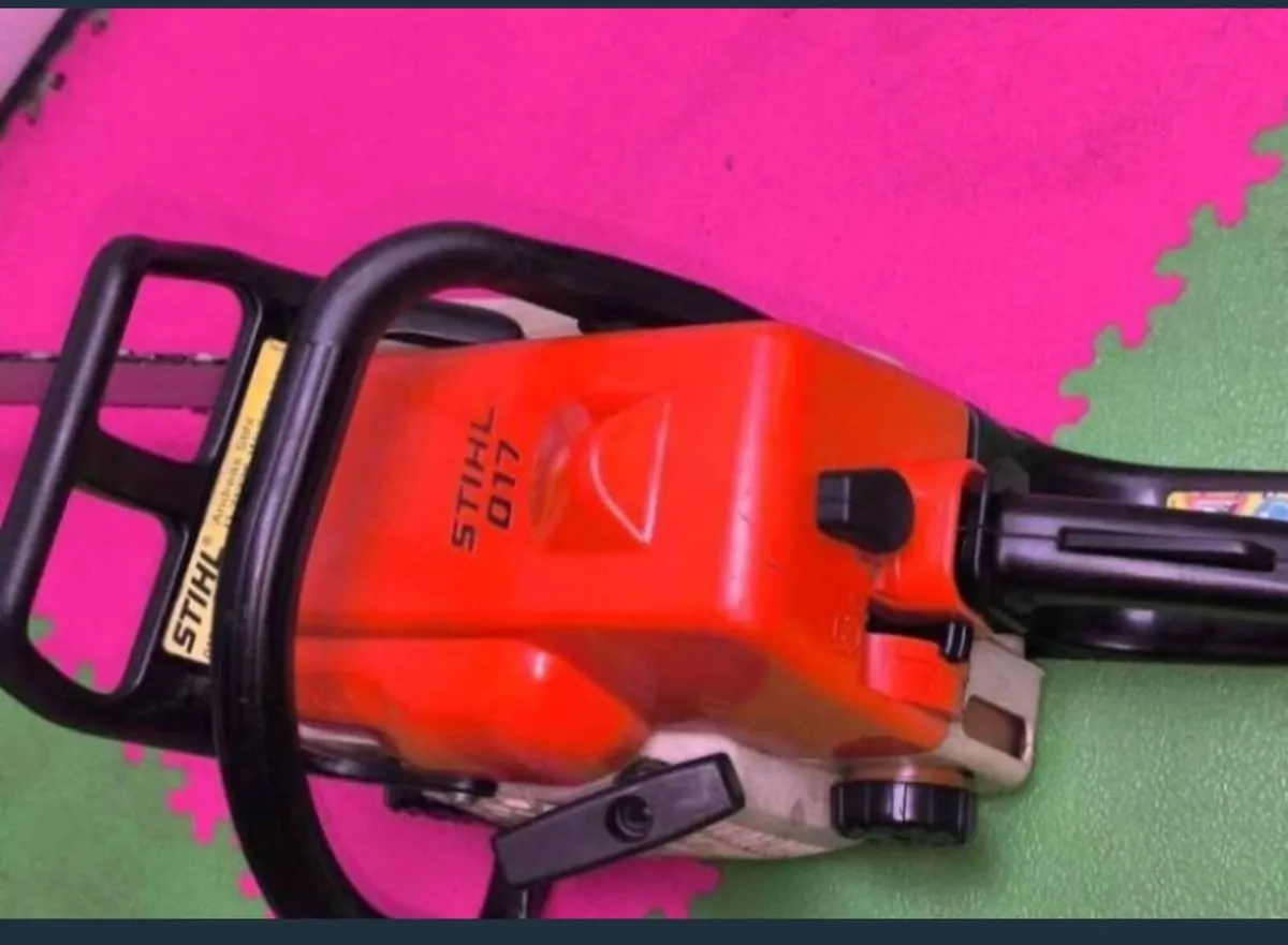 VINTAGE GENUINE STIHL 017 CHAINSAW 
USED - Image 3