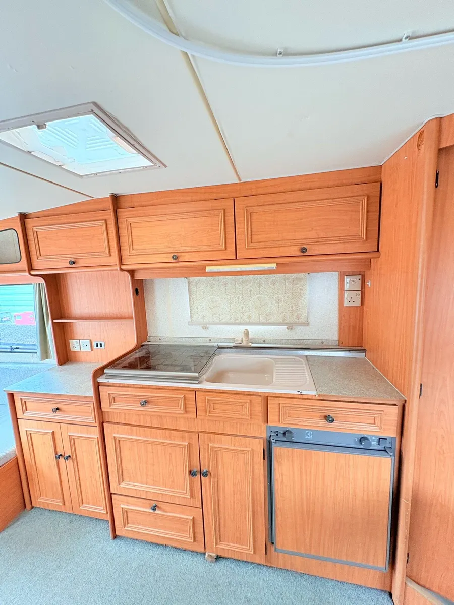 5 berth caravan fab condition - Image 4