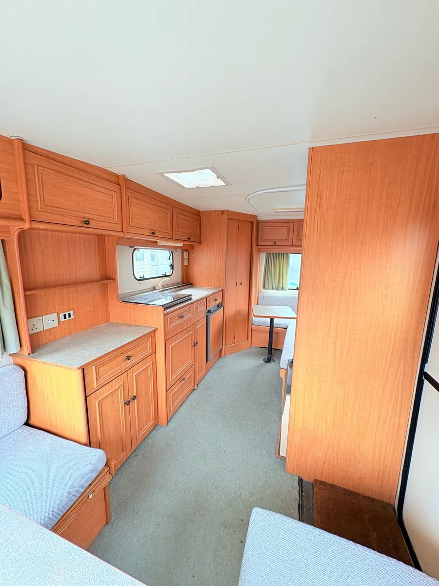5 berth caravan fab condition - Image 1