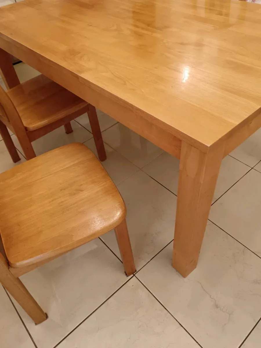 Table and chairs - Image 2