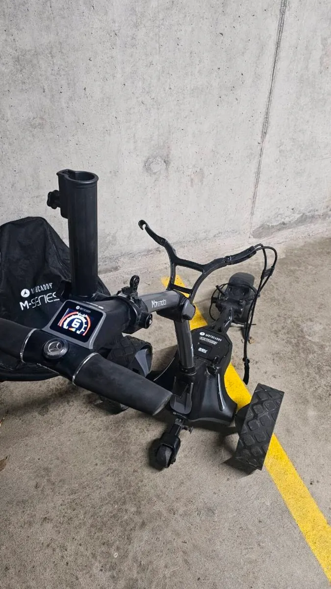 Motocaddy M7 Remote golf trolley - Image 2