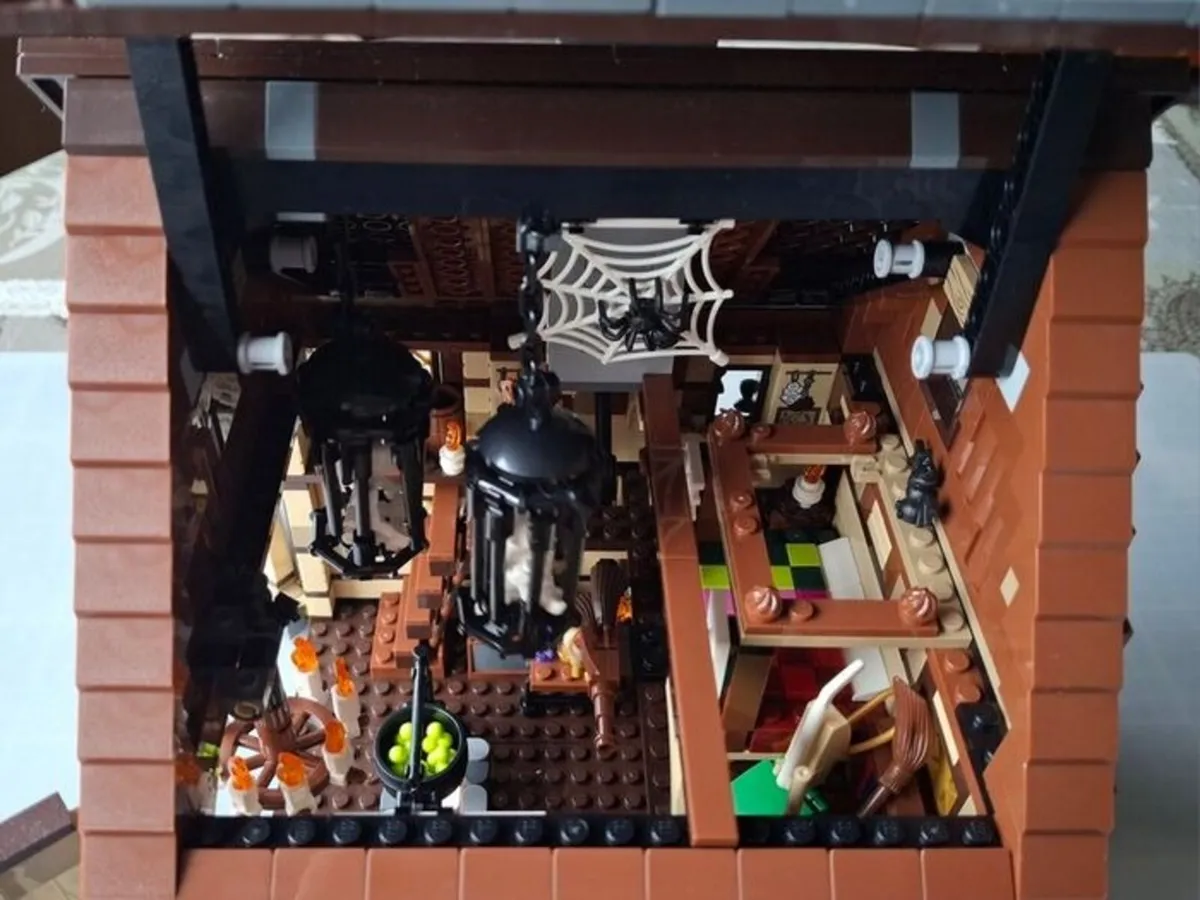 Lego Hocus Pocus: The Sanderson Sisters' Cottage - Image 4