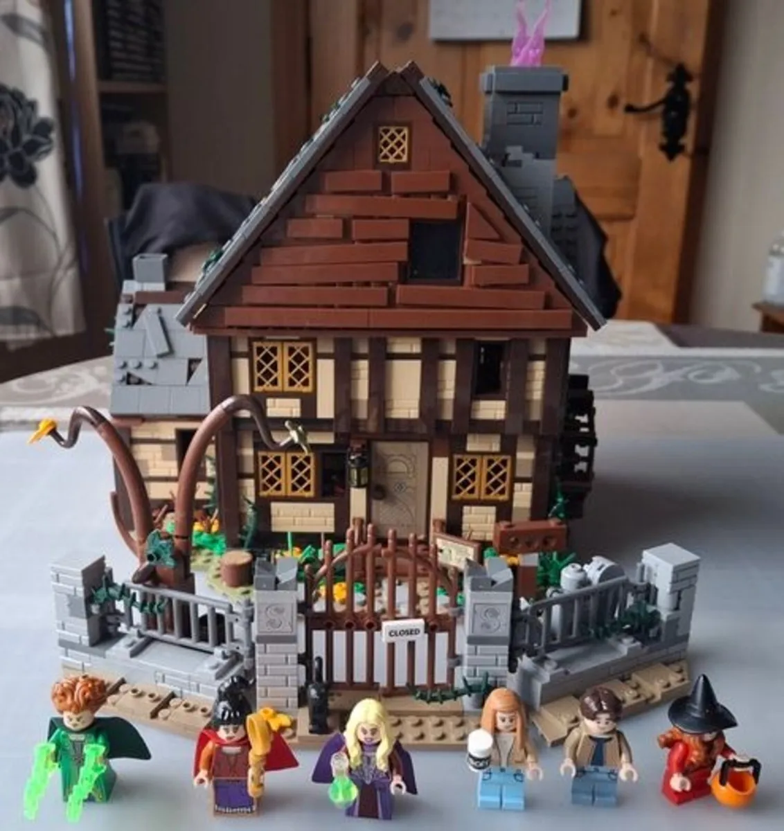 Lego Hocus Pocus: The Sanderson Sisters' Cottage - Image 1