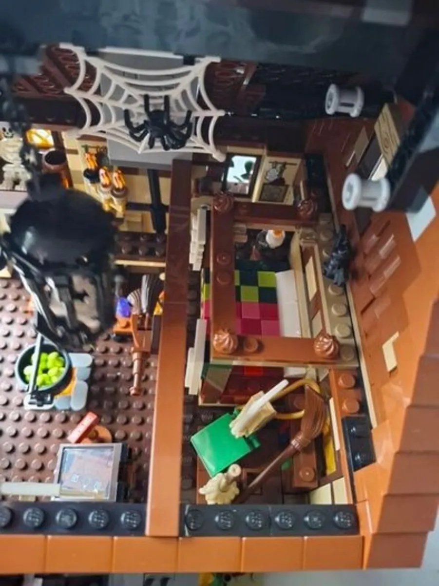 Lego Hocus Pocus: The Sanderson Sisters' Cottage - Image 2