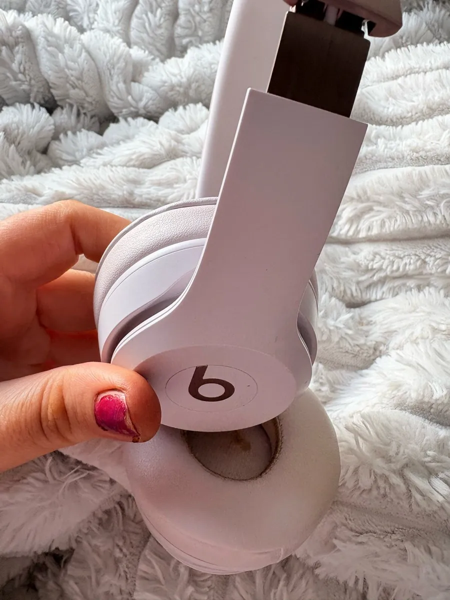 Beats by Dre headphones - Image 1