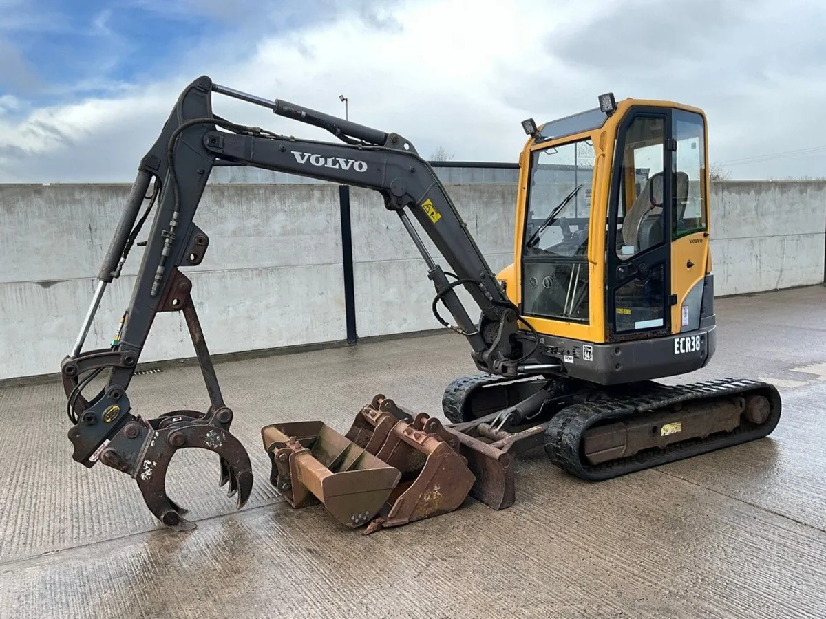 VOLVO ECR38 3.3 TON MINI DIGGER - Image 1