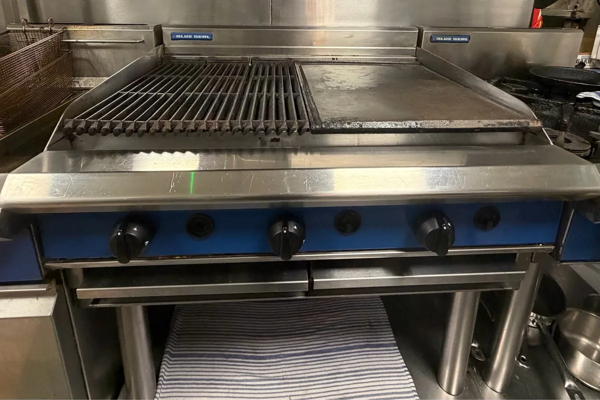 Blue Seal Natural Gas Chargrill with leg stand - Image 2