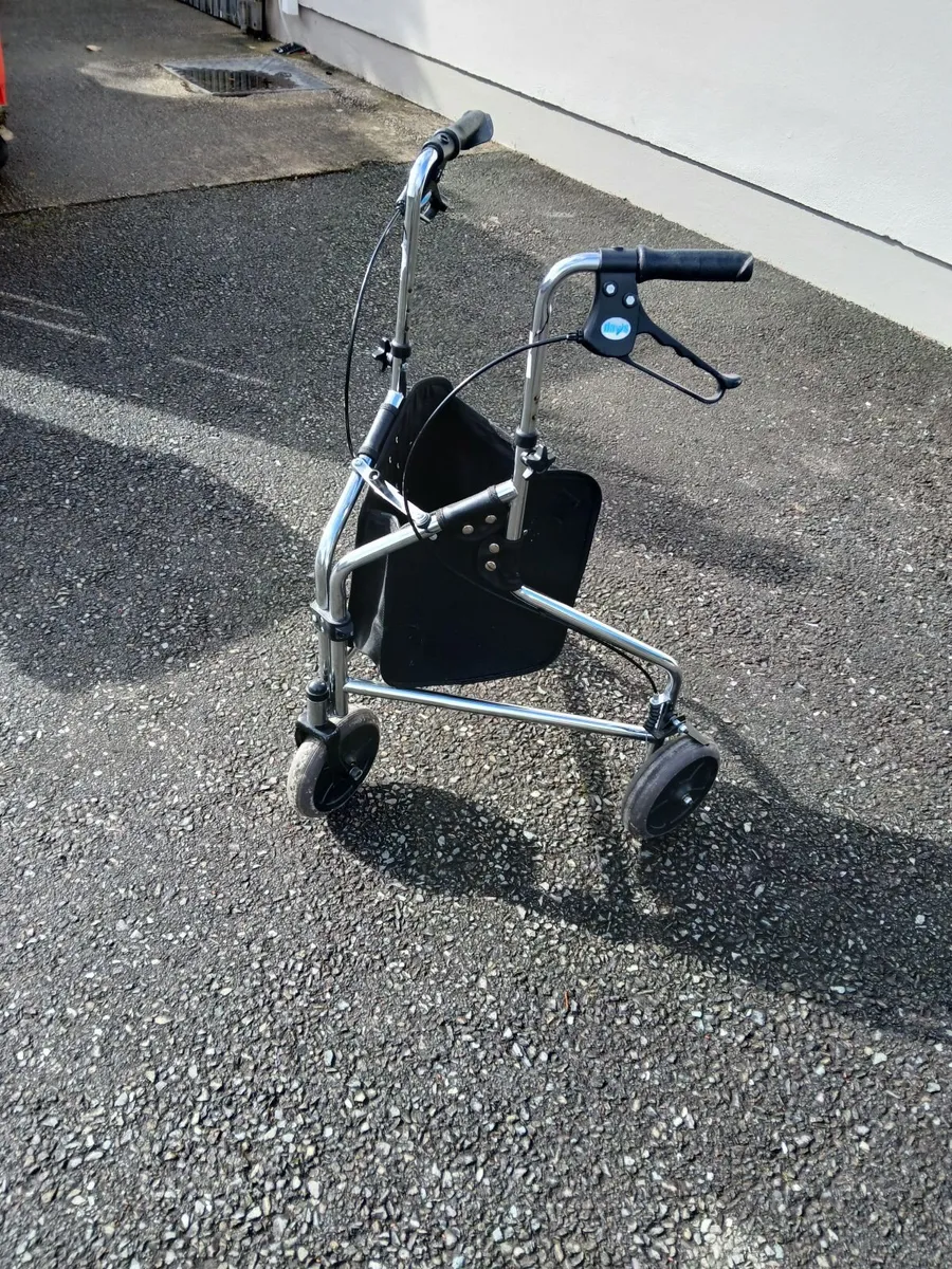Three wheeled rollator - Image 1