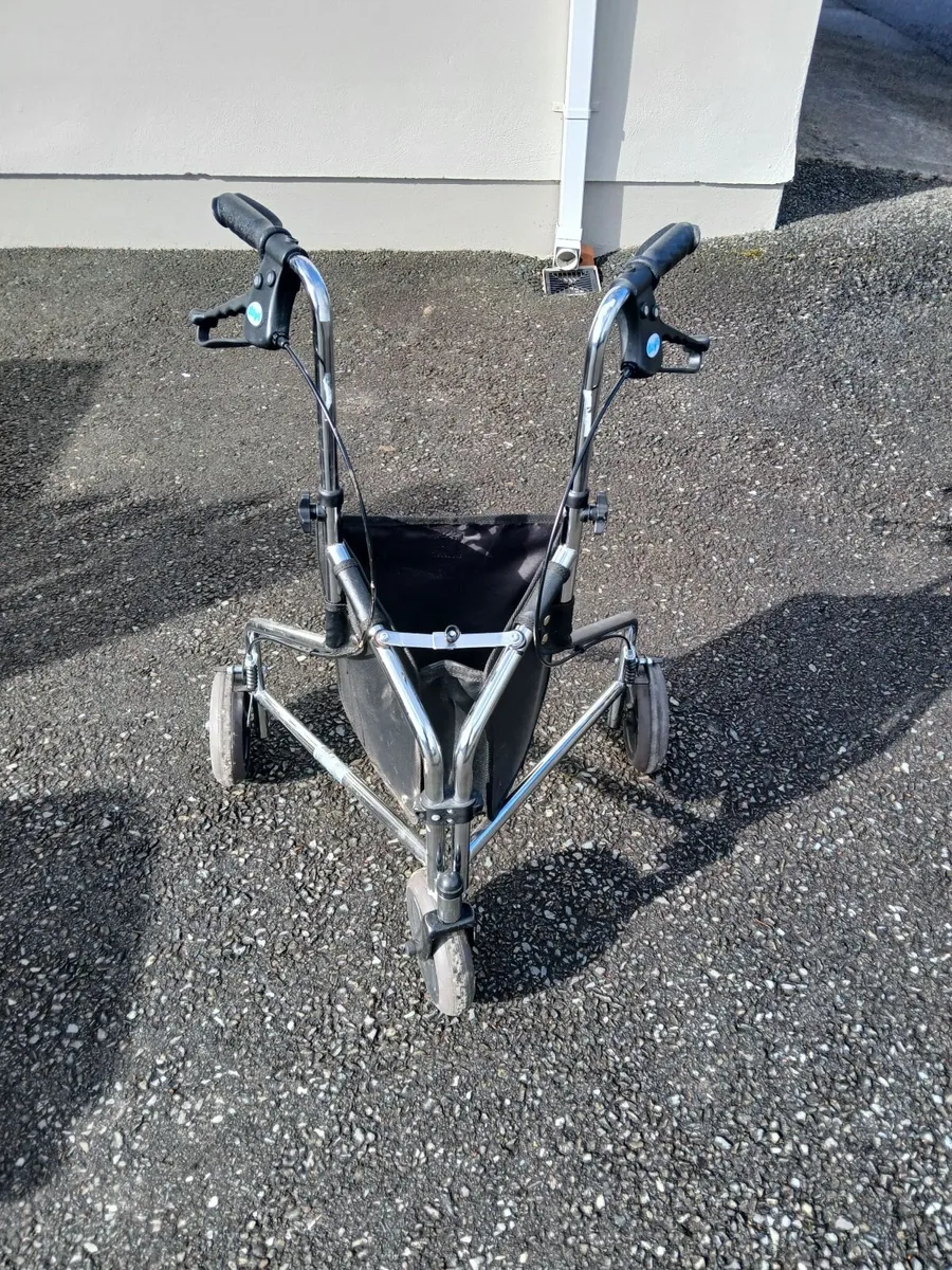 Three wheeled rollator - Image 2