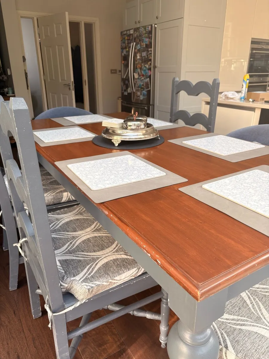 Dining table and 6 chairs - Image 1