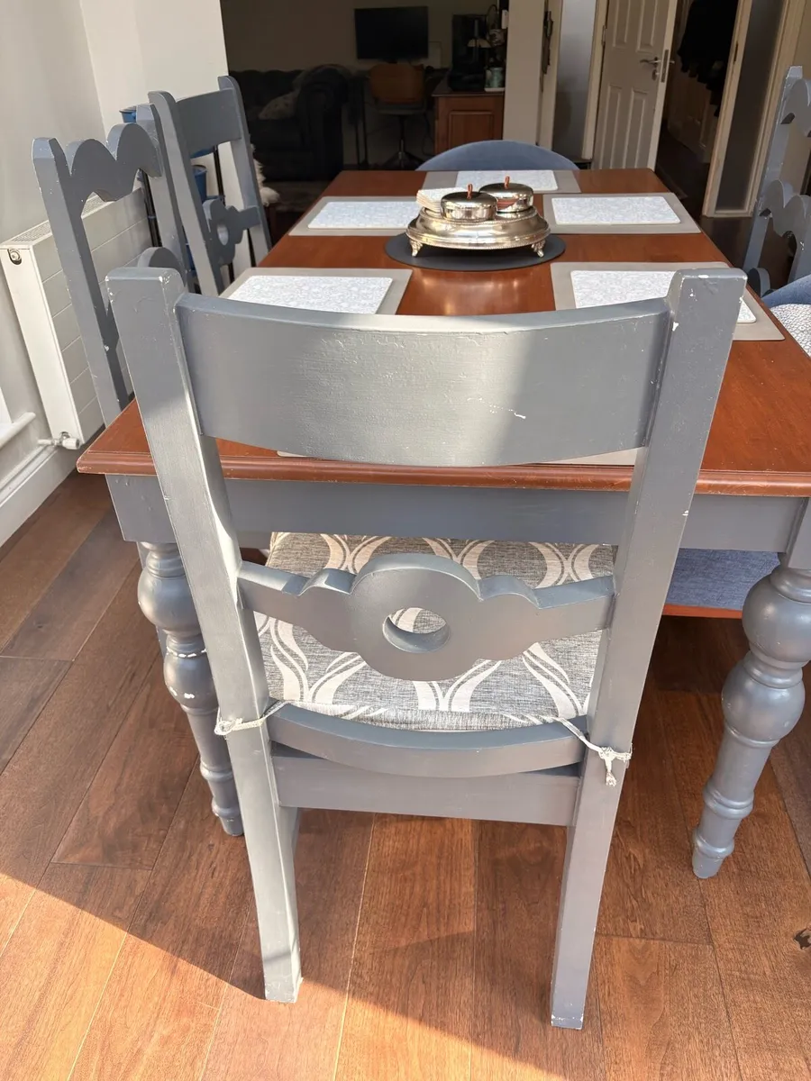 Dining table and 6 chairs - Image 2