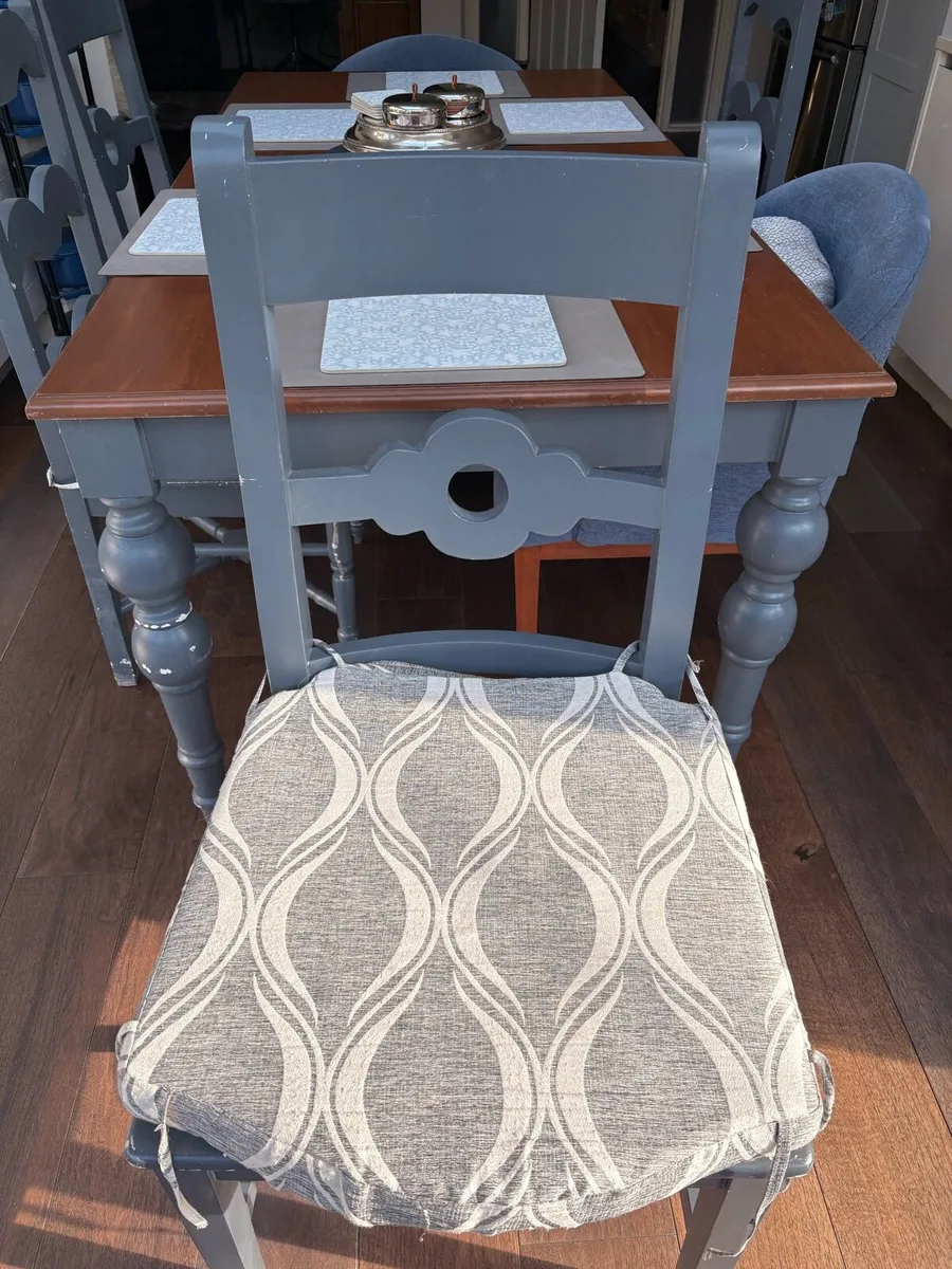 Dining table and 6 chairs - Image 3