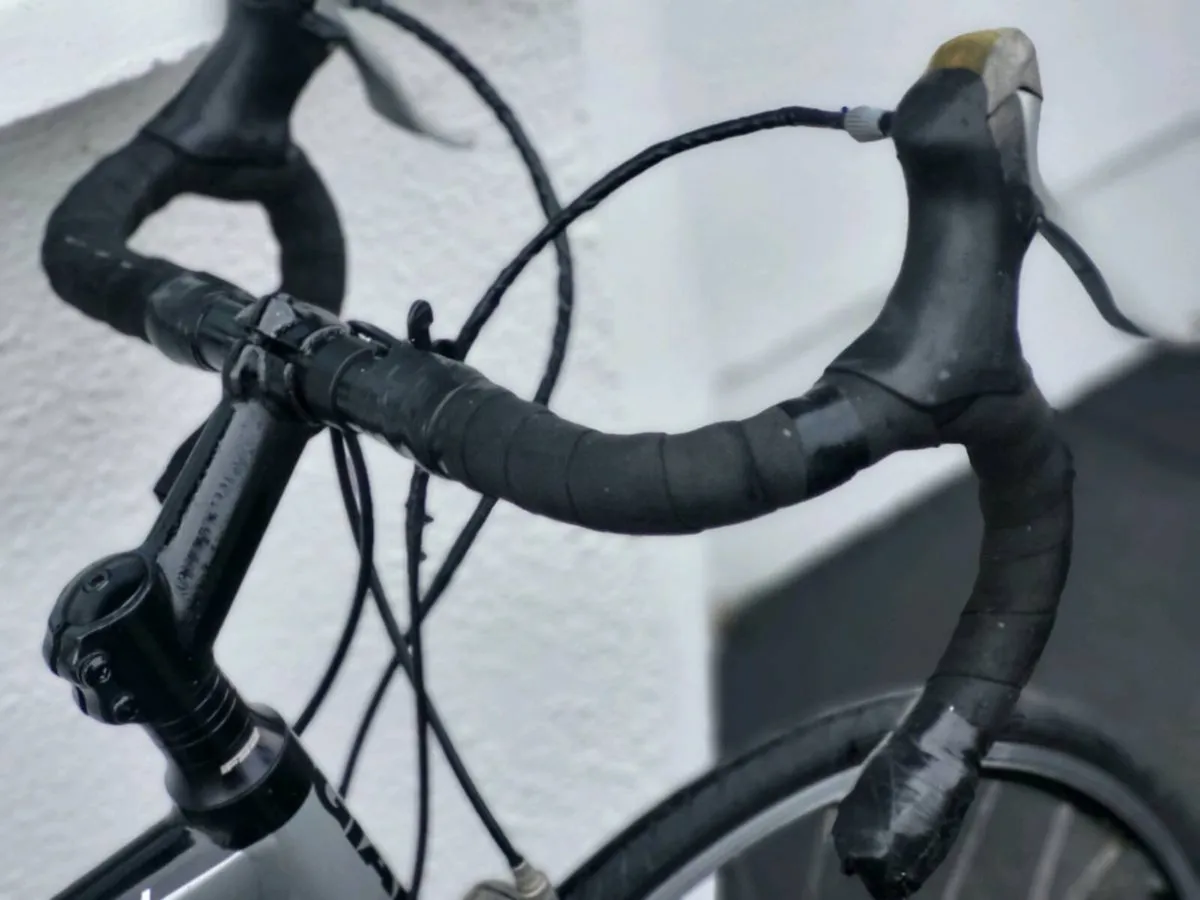 GIANT DEFY ROAD BIKE - Image 3