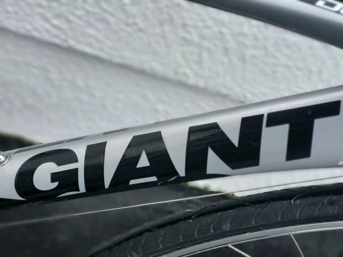 GIANT DEFY ROAD BIKE - Image 4