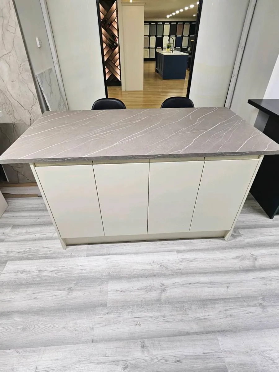 Kitchen islands - Image 1