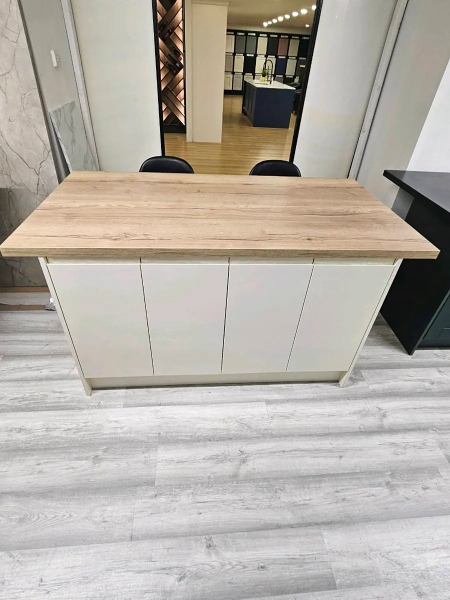 Kitchen islands - Image 1