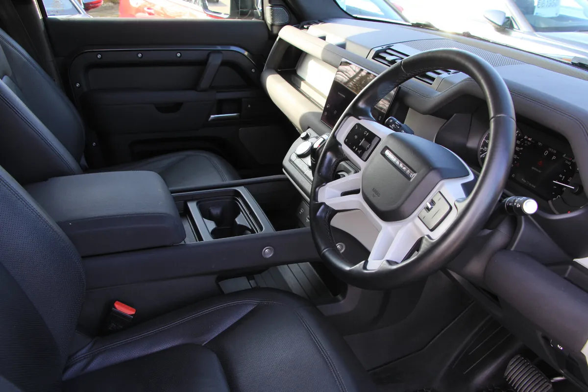 Defender 110 3.0 250D * 2 seat*  Extra spec - Image 3