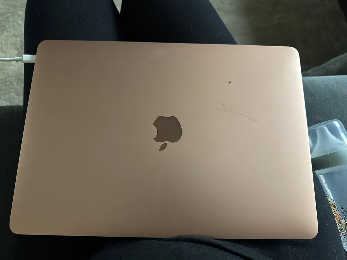 MacBook Air 13” 256GB Rose Gold M1 chip - Image 3