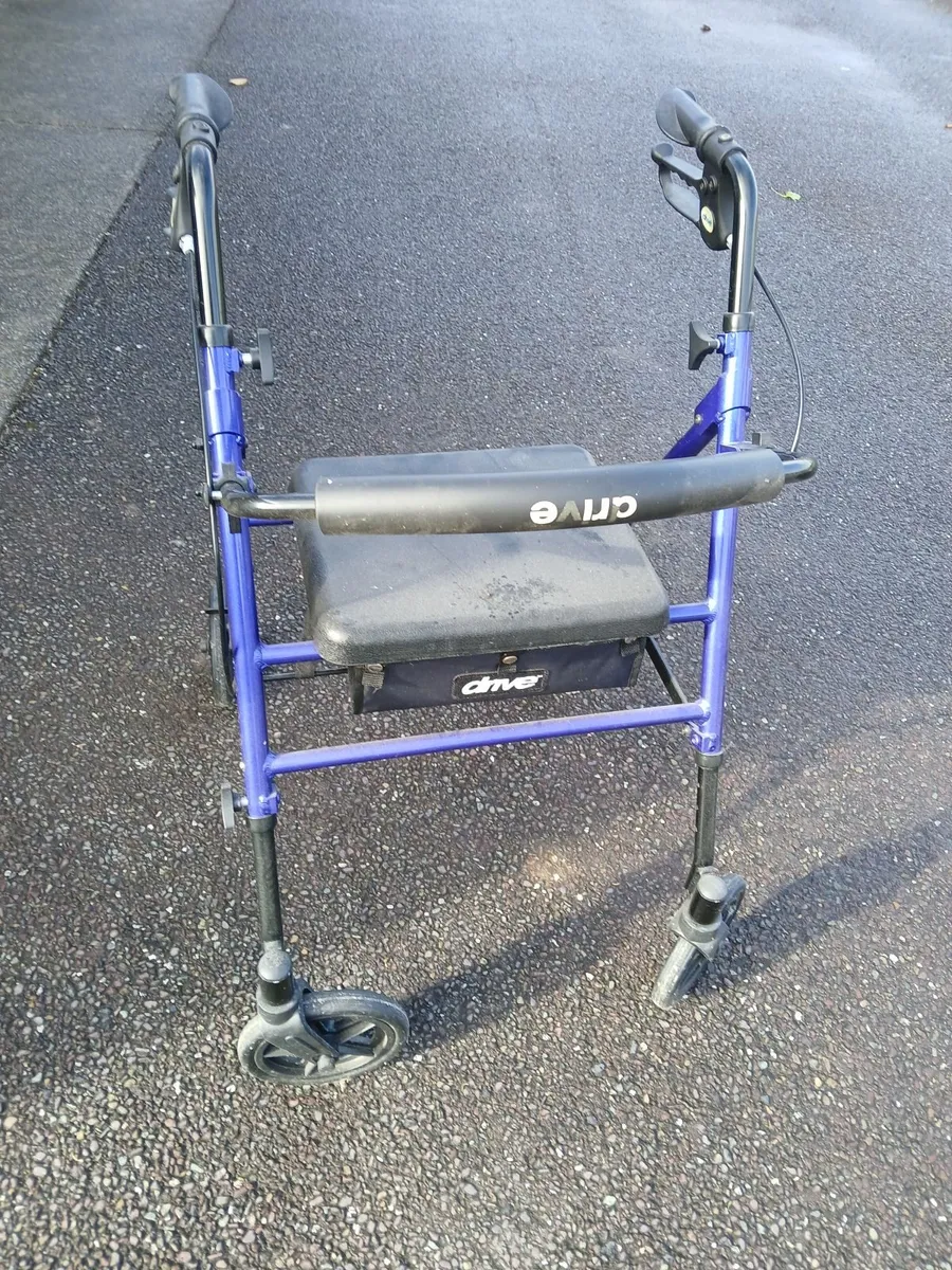 Four wheeled rollator/walking aid/zimmer frame - Image 3