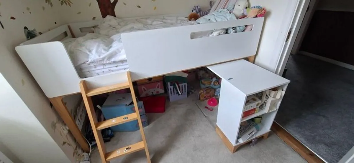 Child's bed - Image 1