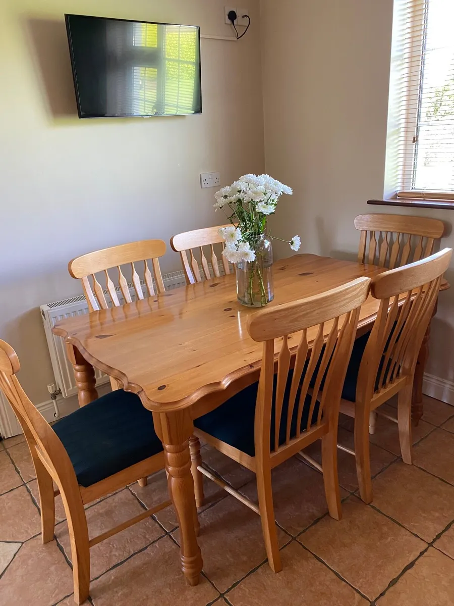 Kitchen table & chairs - Image 1