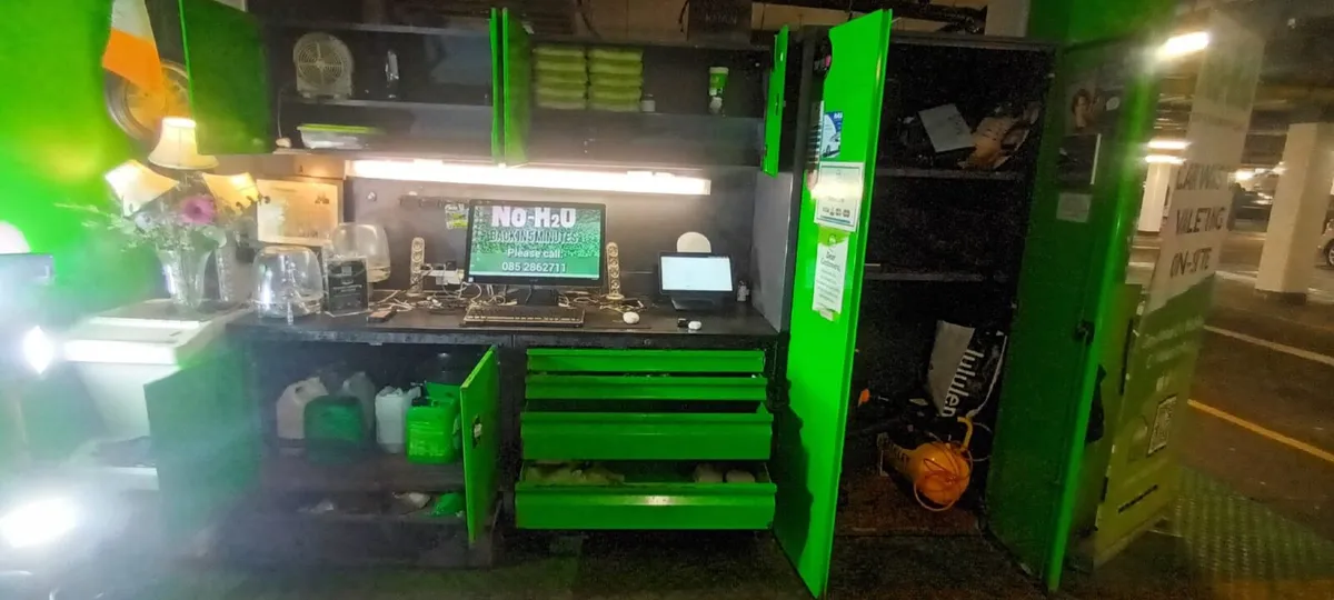 Cabinets and drawers - Image 1