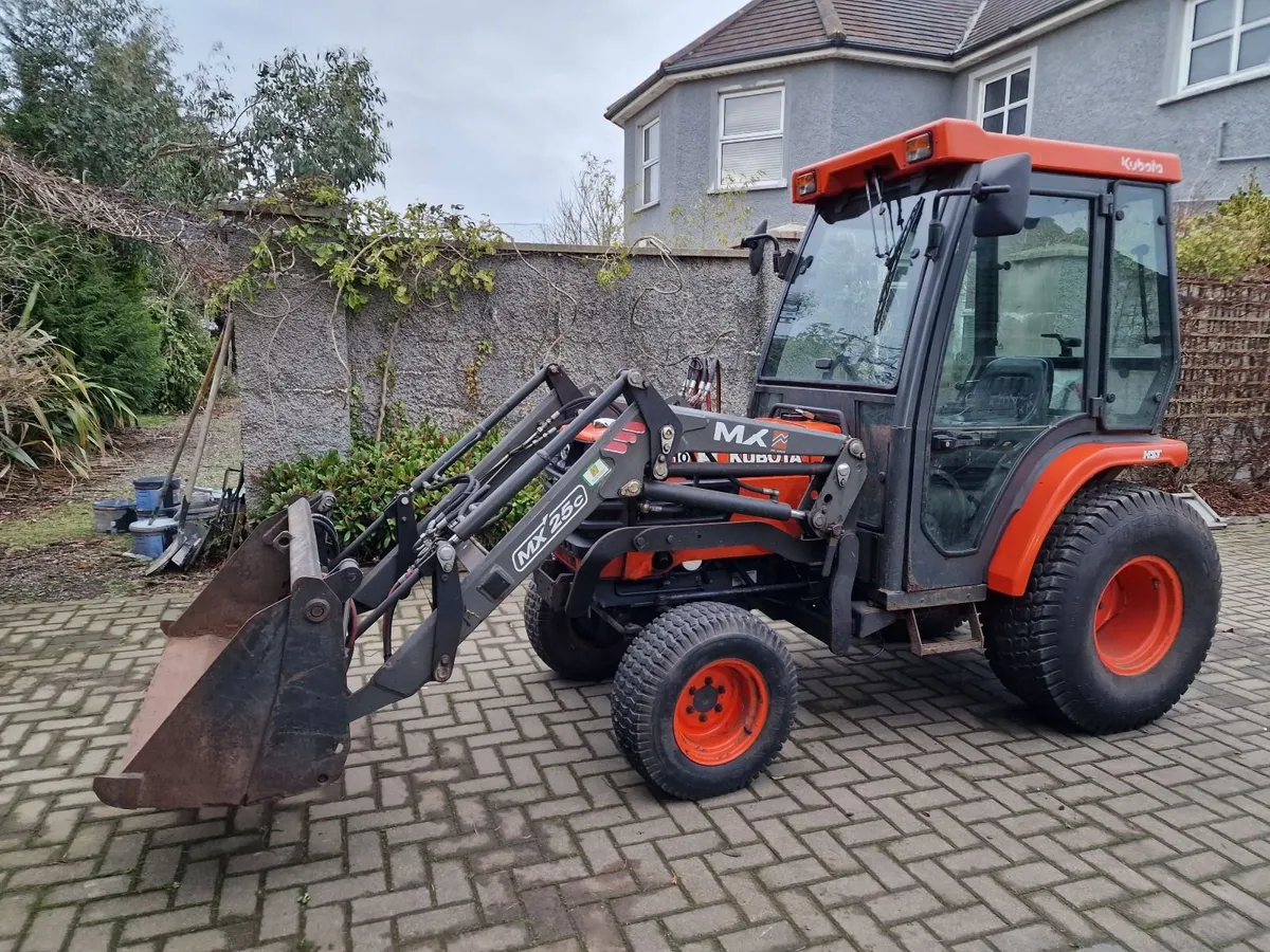 Kubota 24hp Compact Tractor with 4 in 1 Loader - Image 1