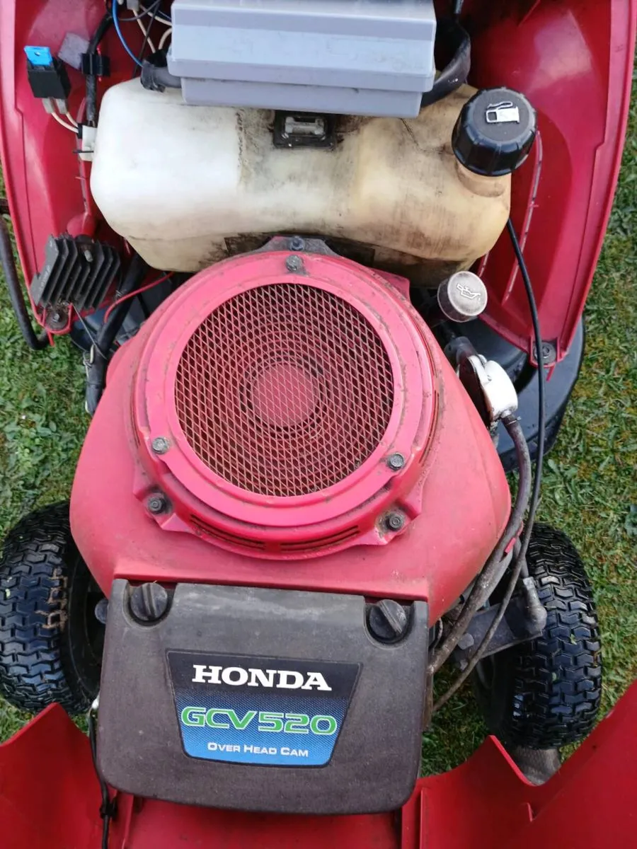 Honda 2114 / a powerful twin cylinder mower - Image 4