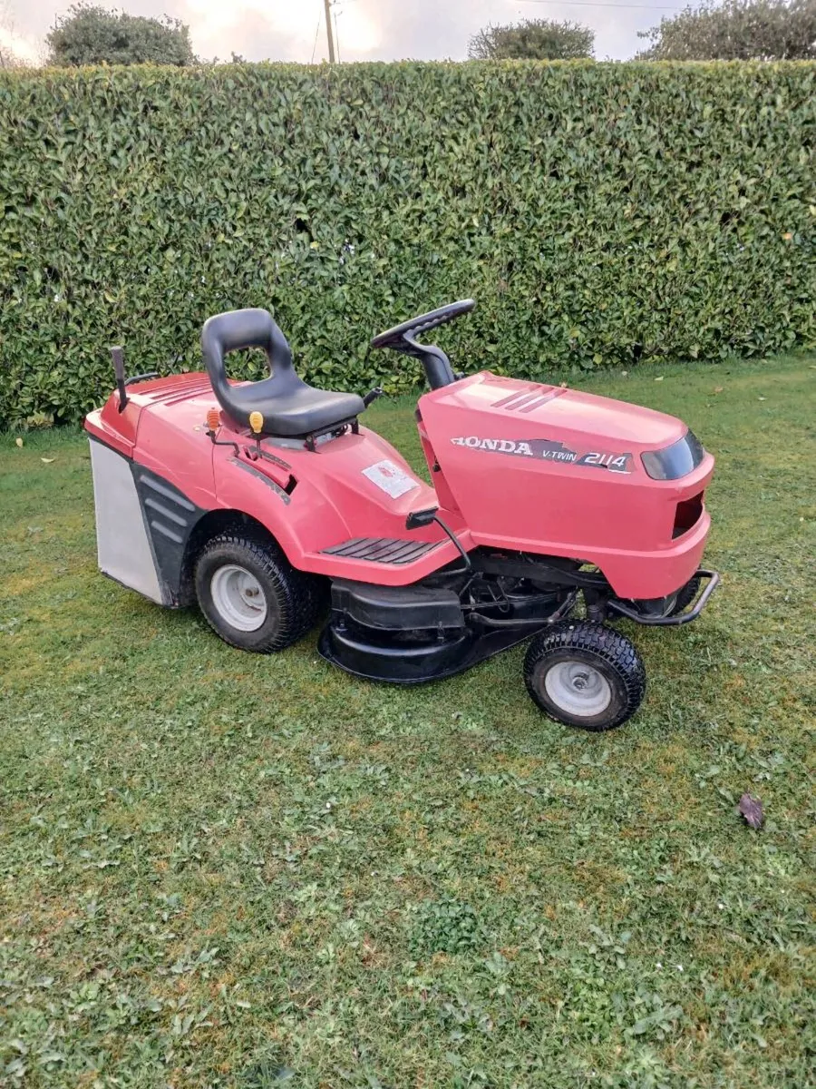 Honda 2114 / a powerful twin cylinder mower - Image 1