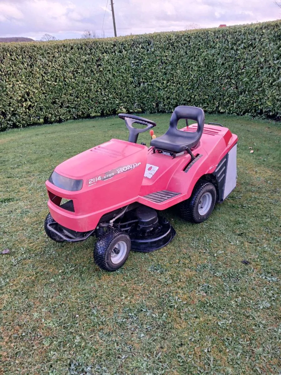 Honda 2114 / a powerful twin cylinder mower - Image 2