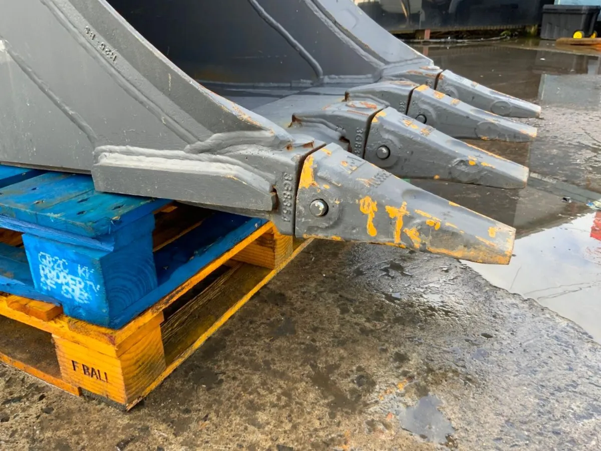 UNUSED MILLAR BUCKET.......80mm PINS......7454. - Image 4