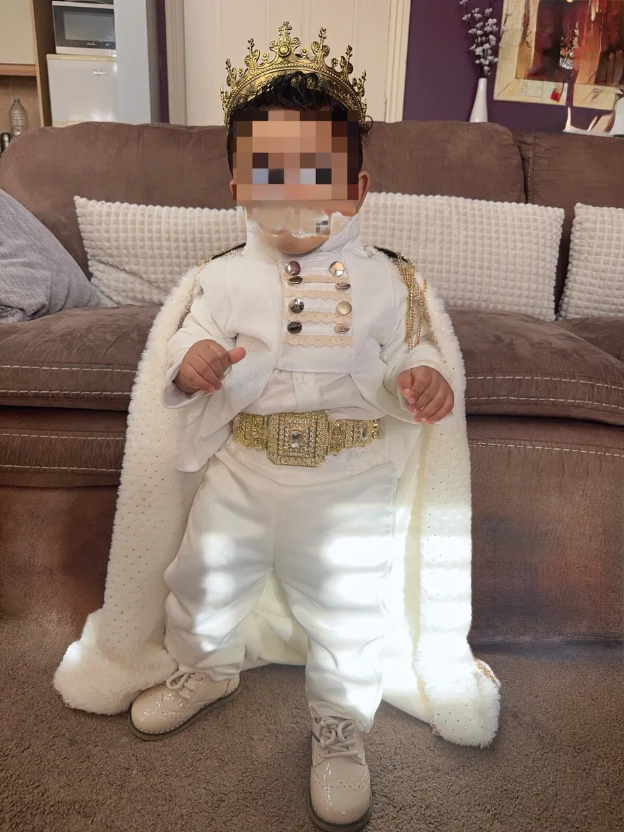 Baby Boyd’s king’s costume - Image 1