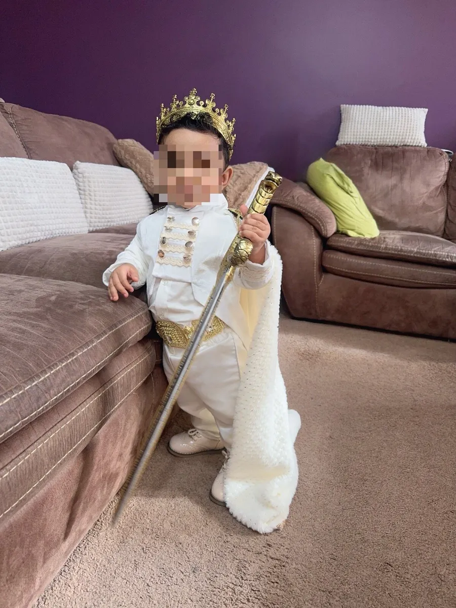 Baby Boyd’s king’s costume - Image 3