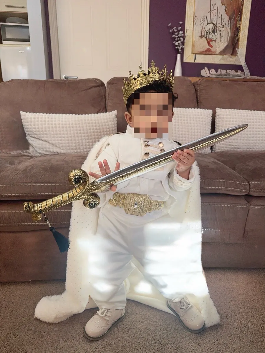 Baby Boyd’s king’s costume - Image 4